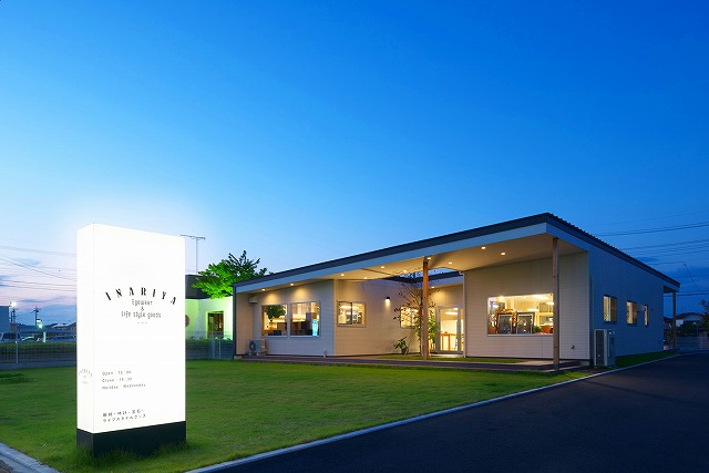 夕暮れのイナリヤ石下店外観